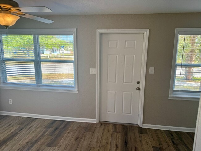 Building Photo - Beautiful 3/1 in Clearwater Available Now!