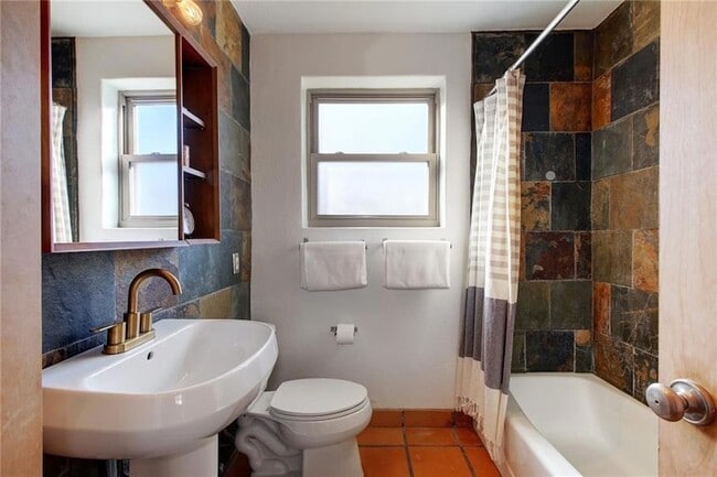 Building Photo - 3709 Vineland Dr