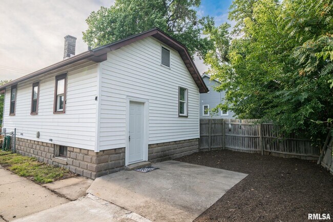 Building Photo - 4515 Drake Dr
