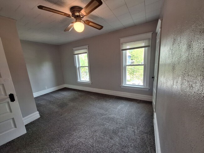Building Photo - AVAILABLE June 1st - 6 Bedroom, 2 Bath House with Garage $200 Off First Months Rent!