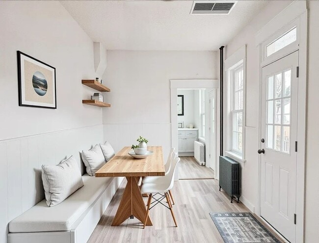Building Photo - 4 Bedroom 1 Bathroom Rowhome in Lancaster!