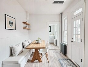 Building Photo - 4 Bedroom 1 Bathroom Rowhome in Lancaster!