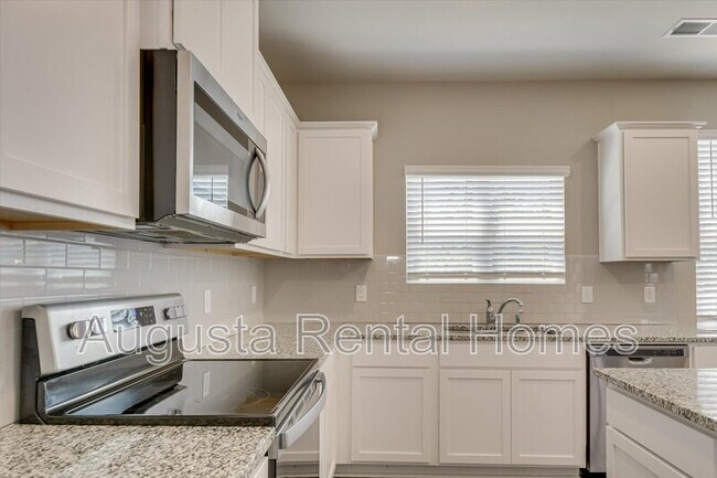 Building Photo - 560 Post Oak Ln