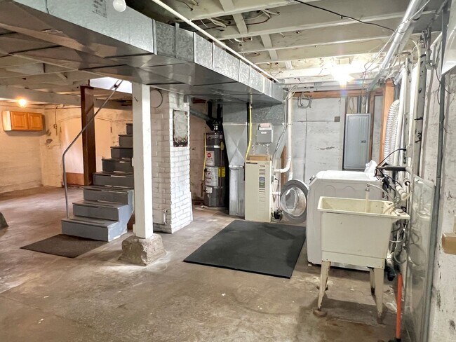 Building Photo - Charming Craftsman In The Heart Of Roseway Neighborhood