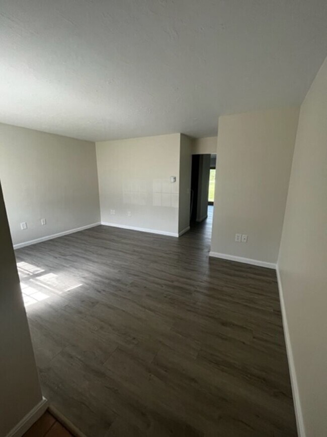 Building Photo - Gorgeous Renovated Townhouse!