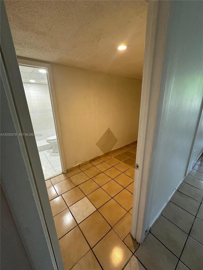 Building Photo - 10000 NW 80th Ct