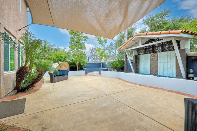 Building Photo - Furnished Rental Available