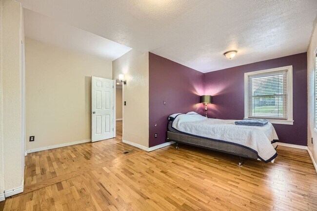Building Photo - Charming 3BR House in Littleton