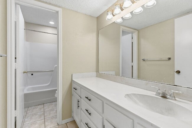 Building Photo - "Bright and Spacious 2-1 Duplex with Flexible Loft Space in Prime Keller Location!"