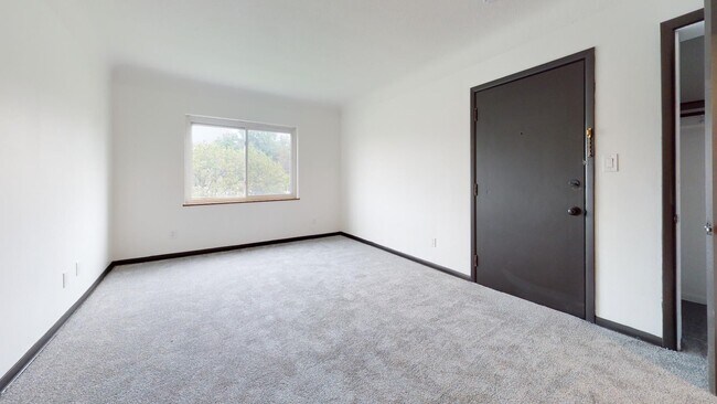 Building Photo - Parma - 2 Bedroom - 3rd Floor Unit