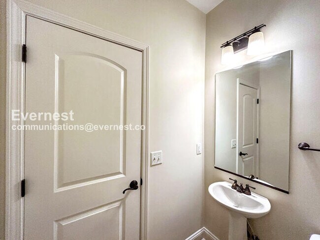 Building Photo - 2 Bed/4 Bath Condo with Detached Garage / Pet-Friendly / Available Now!