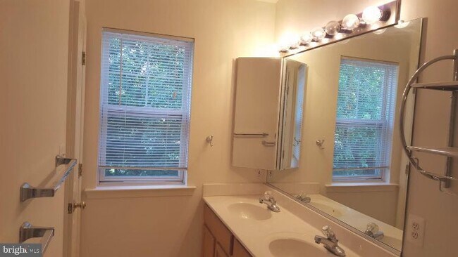 Building Photo - 43155 Huntsman Square