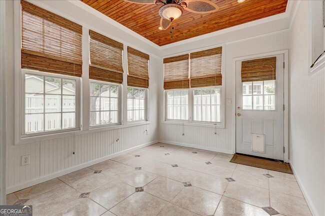 Building Photo - 1033 Pinehurst Dr