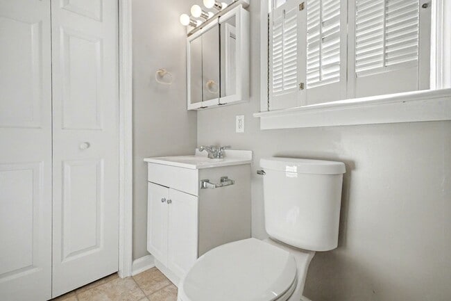 Building Photo - Charming 3-bedroom 2 bathrooms in Downtown...