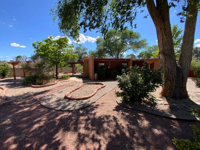 Building Photo - 3 Bedroom Single Story Home Available Near...