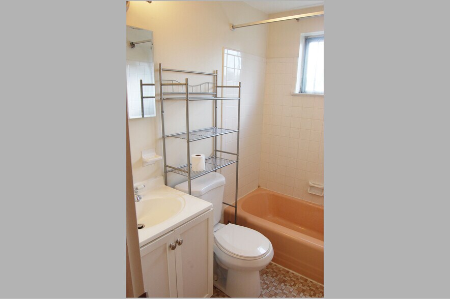 Building Photo - 979 Glasgow St