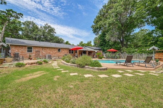 Building Photo - 1300 Clearfield Dr