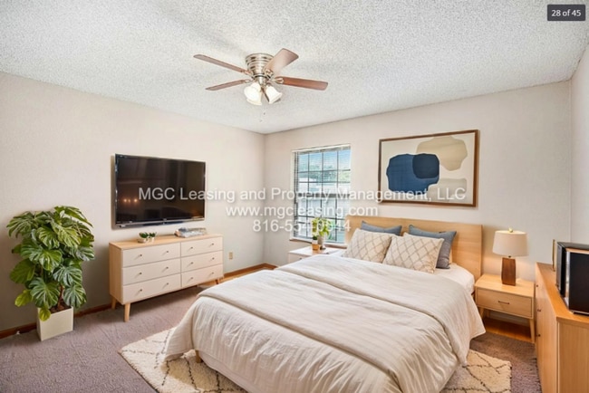 Building Photo - Spacious 2nd Floor Townhome in the Heart o...