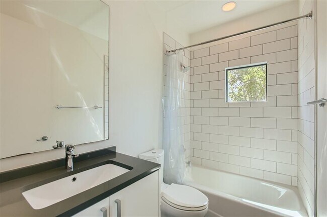 Building Photo - 707 Cardinal Ln
