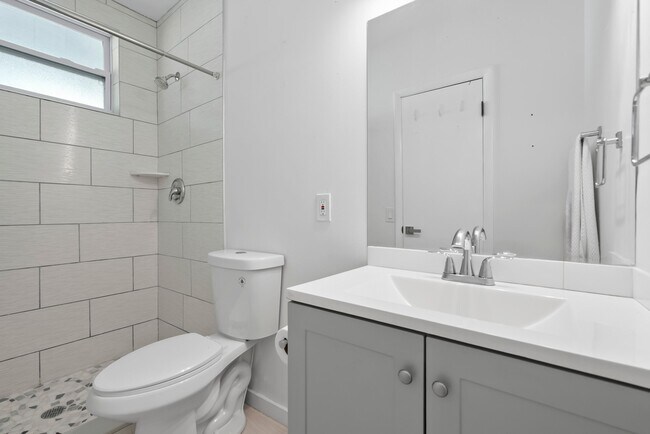 Building Photo - 670 Hernando St