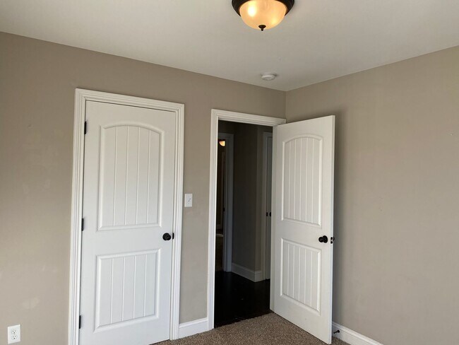 Building Photo - Beautiful 3 bed 2 bath home with Bonus room! Close to shopping and Ft. Campbell.