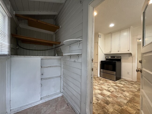 Building Photo - Bright and Open Home with Flexible Living Spaces and an Expansive Backyard