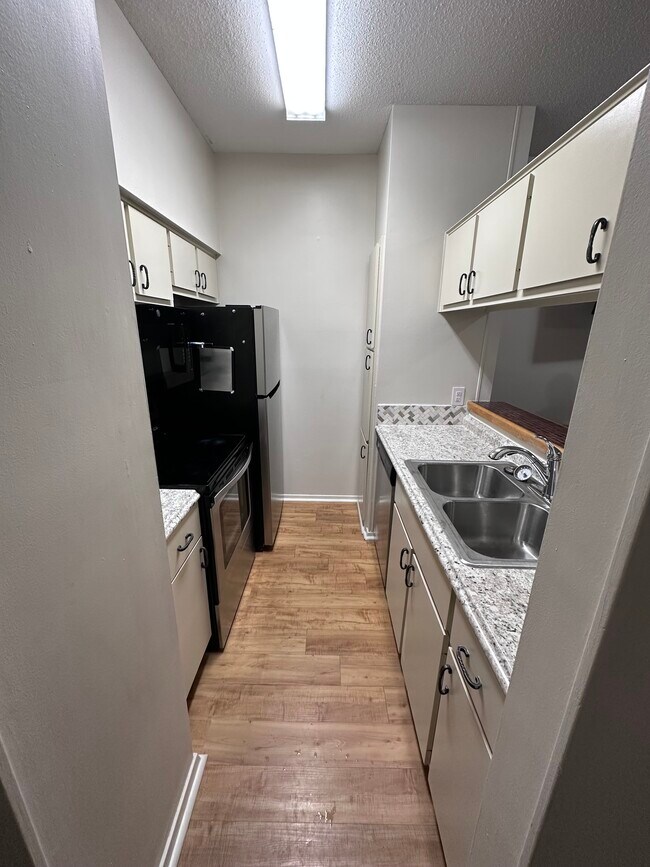 Kitchen - 2905 Swisher St