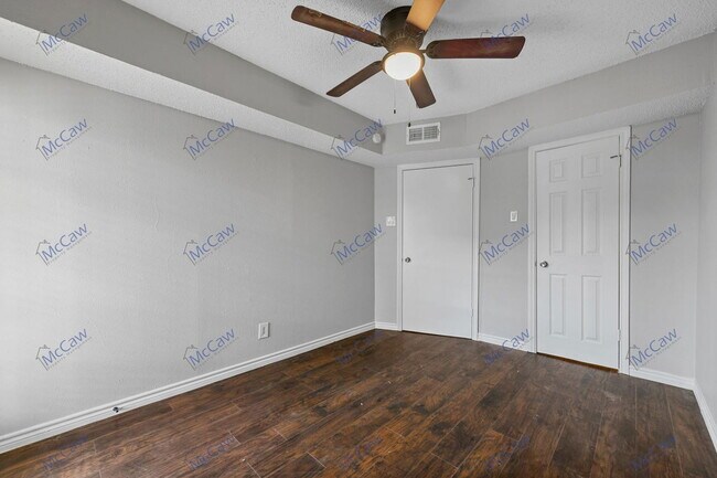 Building Photo - 9520 Royal Ln