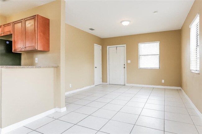 Building Photo - 1531 NW 12th Ct