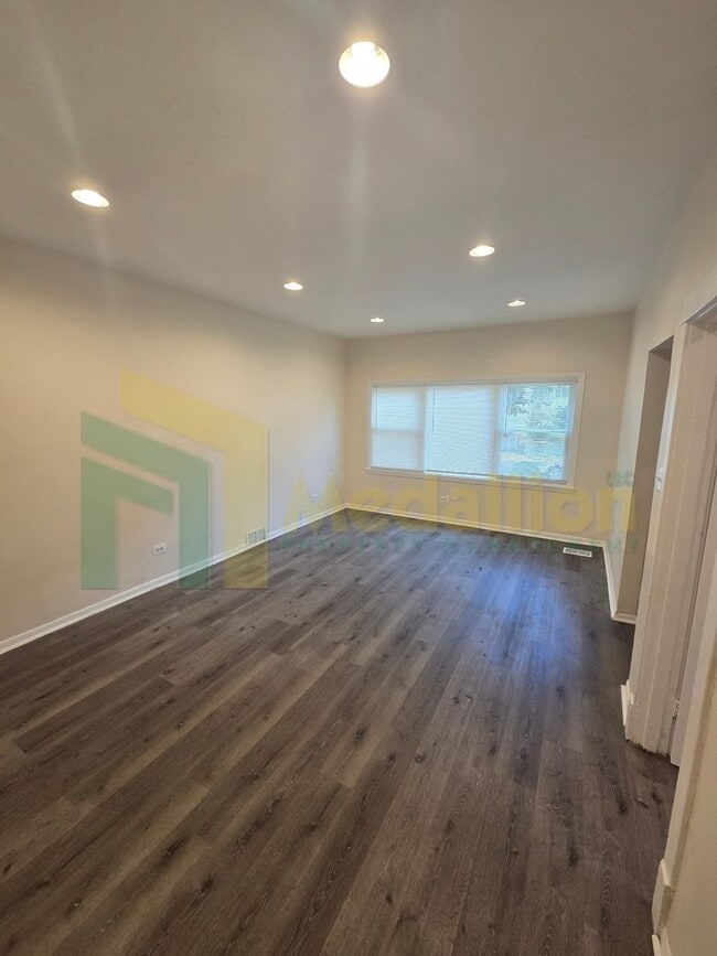 Building Photo - Spacious 3-Bedroom Home with Modern Update...