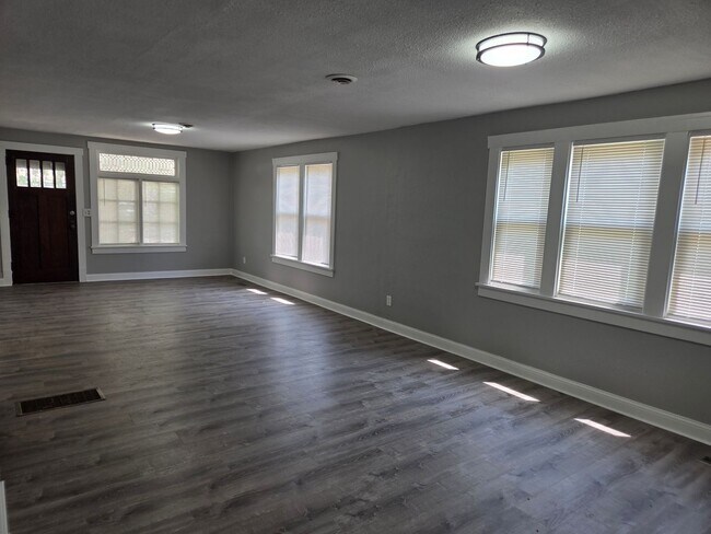 Building Photo - Fully Remodeled for Immediate Move-In