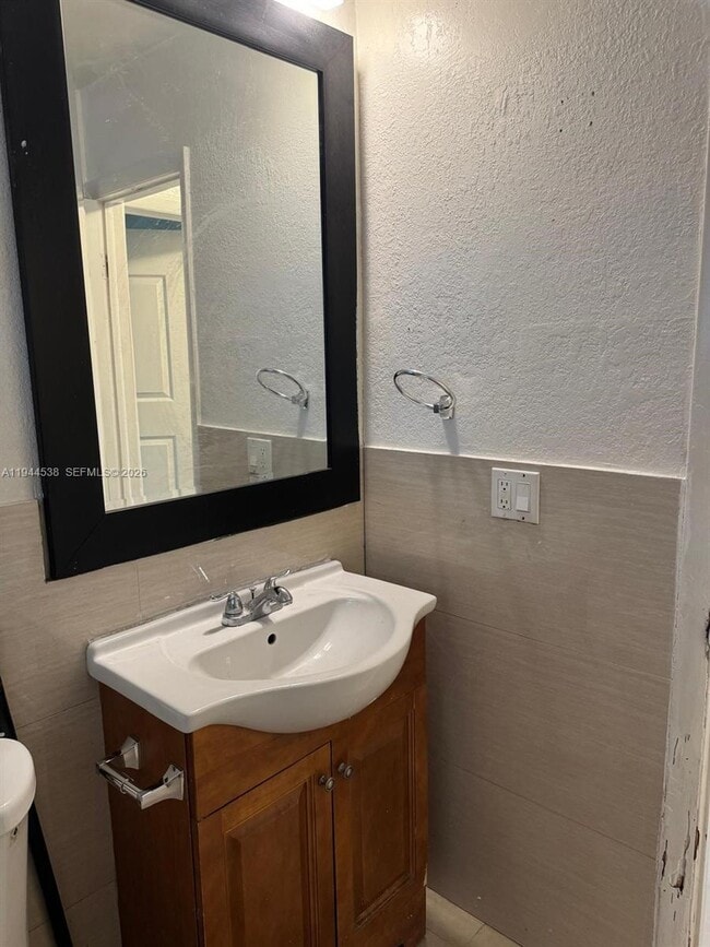 Building Photo - 214 NW 8th Ave