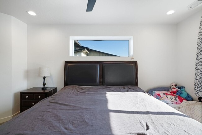 Building Photo - Beautiful Home