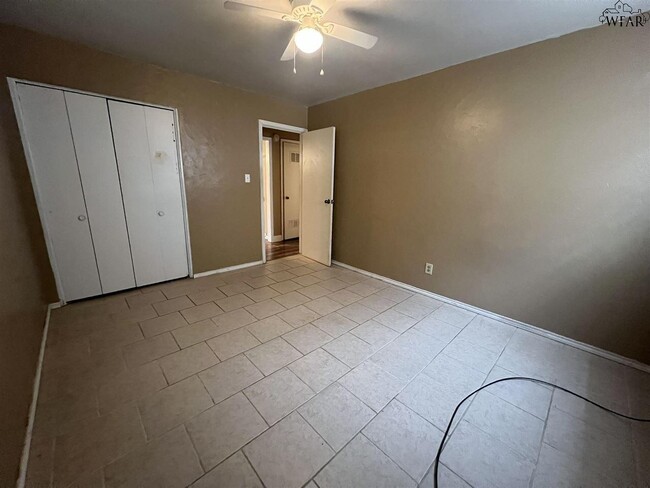 Building Photo - 115 E Garden Dr