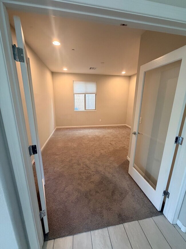 Building Photo - Unique Floorplan in Skye Canyon!