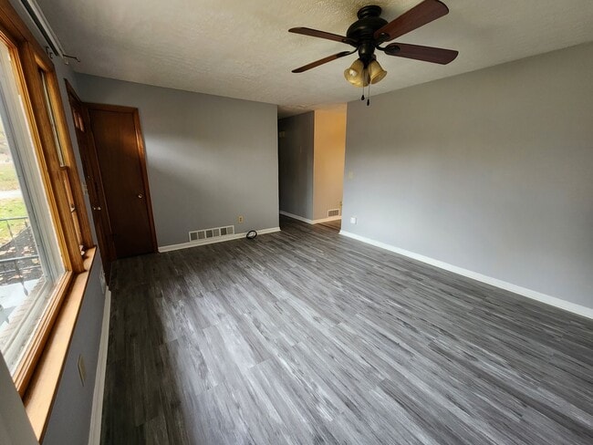 Building Photo - Beautiful 3 Bedroom 1 Bathroom Home