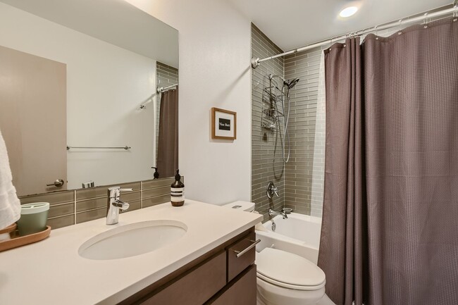 Building Photo - Queen Anne Home