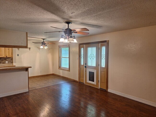 Building Photo - 3BR/2BA Home with Private Yard in Crowley