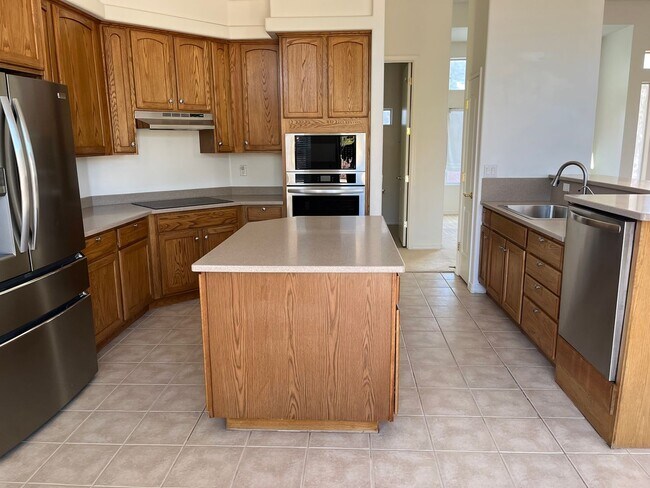 Building Photo - Elegant, spacious 3/2.5 home in gated LaPrivada