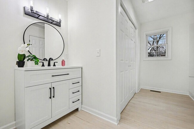 Building Photo - Two Bedroom Two Bathroom House with office and upstairs bonus room!   Fenced Yard!  Dogs Welcome!