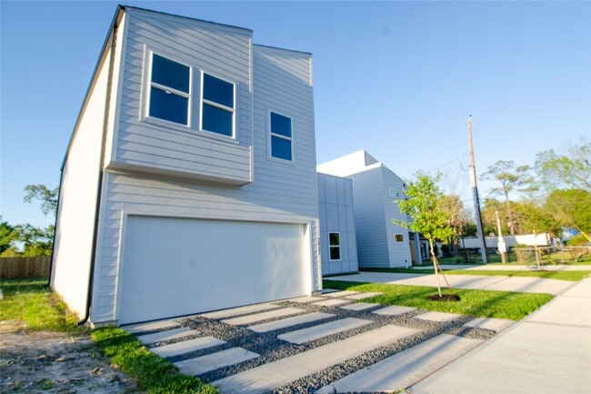 Building Photo - 2832 Mansfield St