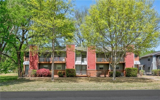 Building Photo - 605 W Benton St