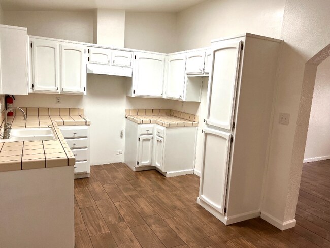 Primary Photo - 4312 White Ln