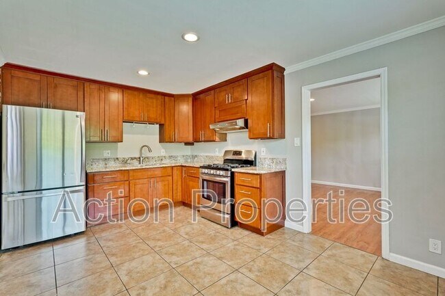 Building Photo - 489 Rollins Rd