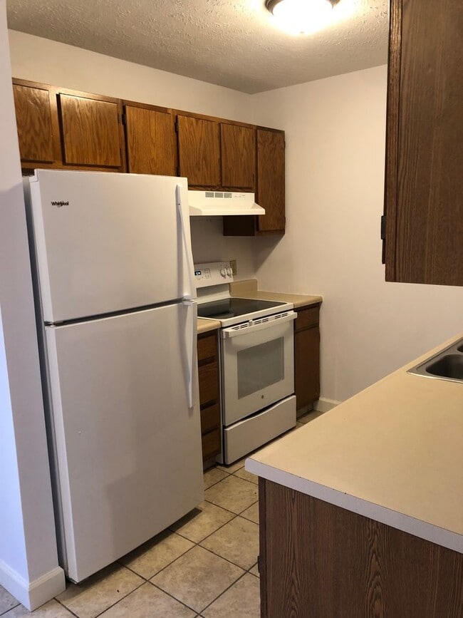 Building Photo - 3 Bedroom 2 Bath Townhome Available Now!