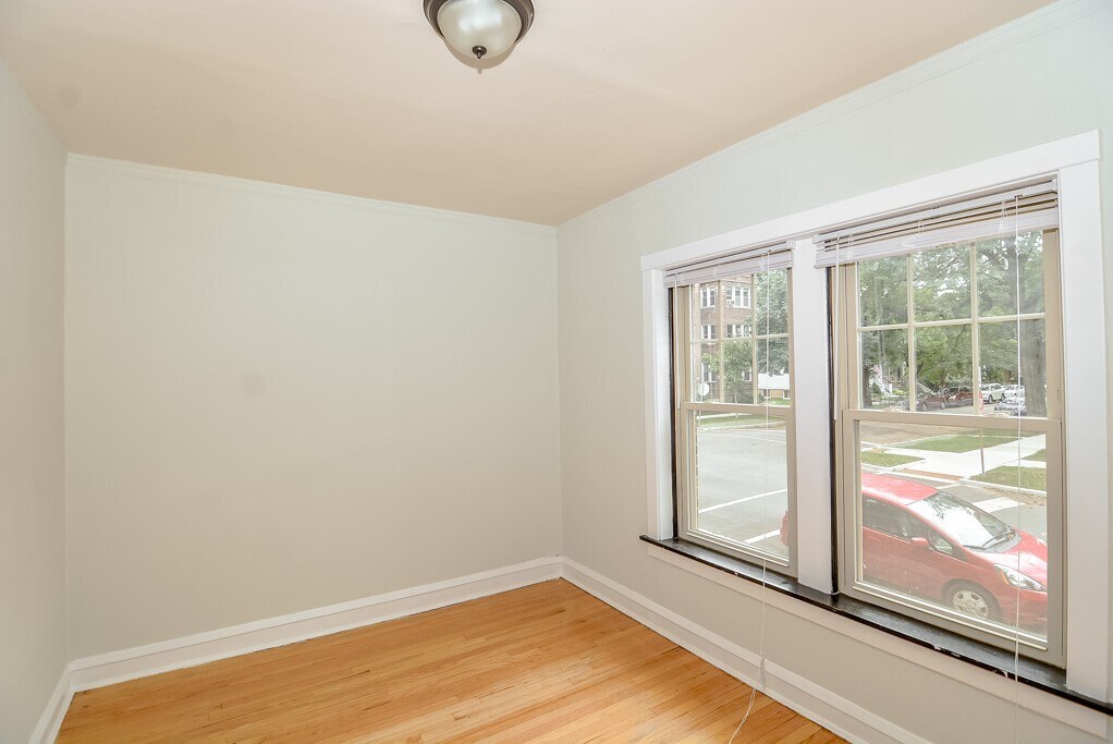 Building Photo - 2208 W Ainslie