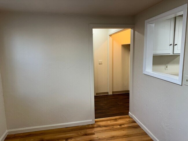 Building Photo - Updated 2 bedroom, 1 bath house in Springfield!