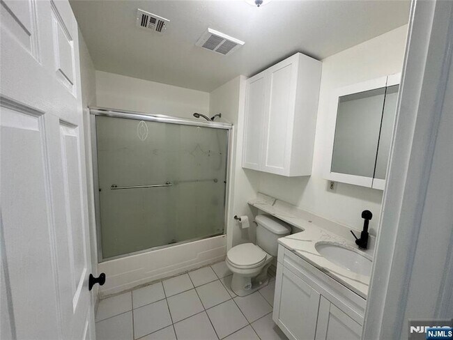 Building Photo - 225 Halladay St