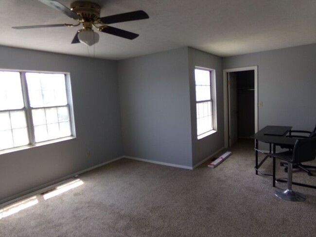 Building Photo - Great Fairborn Location 2 Bed 1.5 Bath Condo