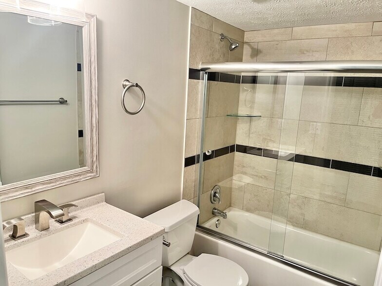 Building Photo - 1005 Parkvale Ct